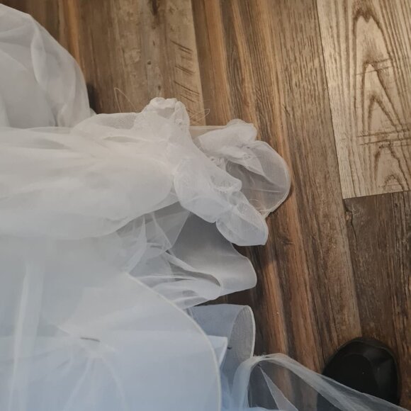 Wedding dress - Picture 3 of 12